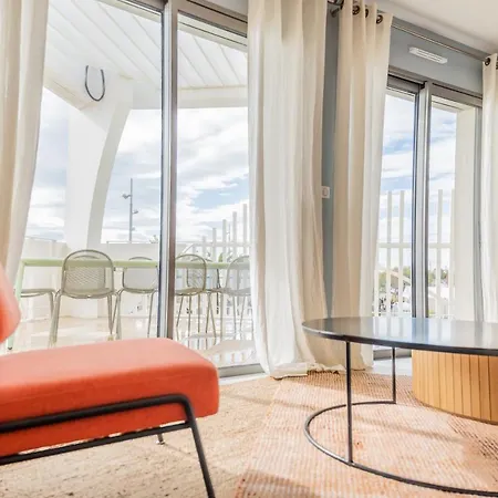 Le Majestic Residence: Seaside Luxury With Rooftop Pool Apartment