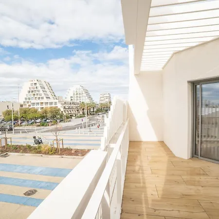 Le Majestic Residence: Seaside Luxury With Rooftop Pool Apartment