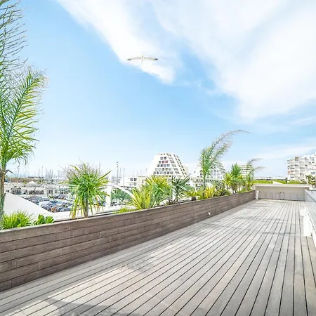 Le Majestic Residence: Seaside Luxury With Rooftop Pool Apartment