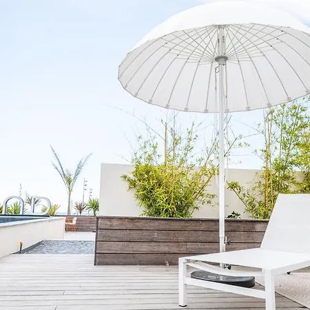 Le Majestic Residence: Seaside Luxury With Rooftop Pool *